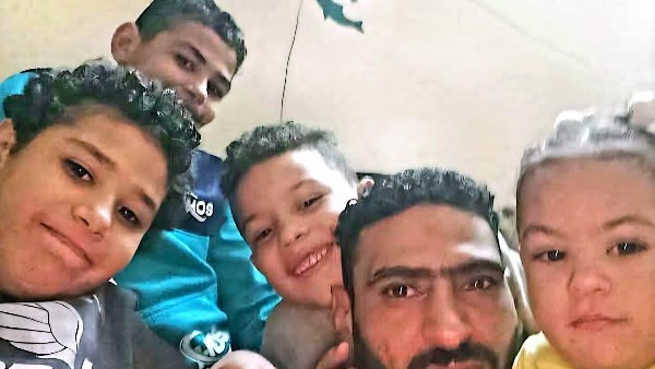 الاطفال مع والدهم