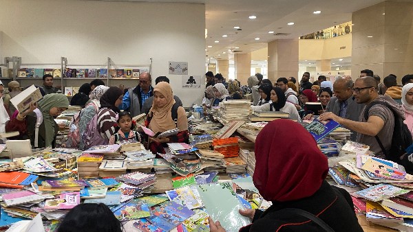 إقبال كثيف على جناح الهيئة العامة للكتاب