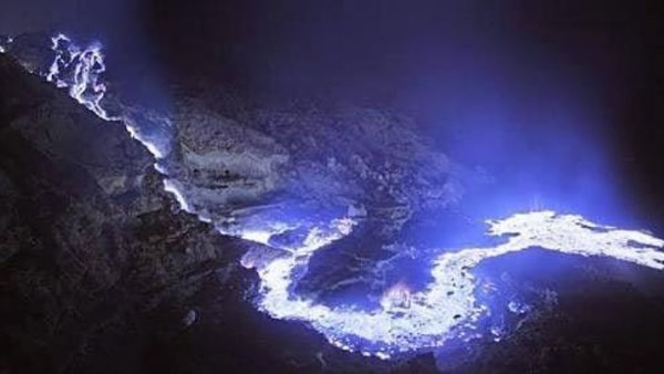 ذهب الشيطان.. توهج بركان بلهب أزرق| ايه الحكاية؟