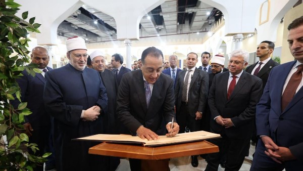  رئيس الوزراء يترك رسالة بخط اليد للأزهر الشريف في جناح الأزهر