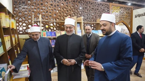 مفتي الجمهورية ورئيس جامعة الأزهر يزورون جناح الأوقاف بمعرض الكتاب ويشيدون بإصداراته
