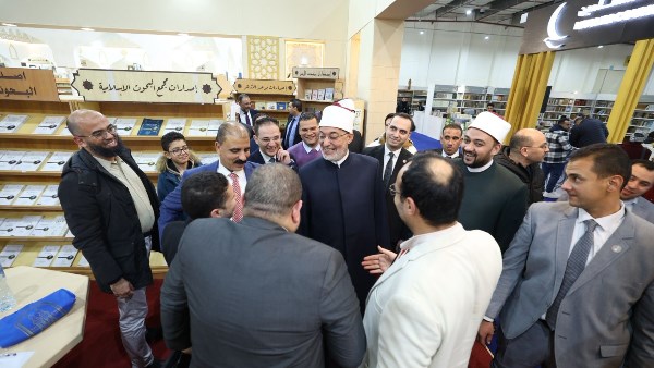 مفتي الجمهورية يتفقد جناح الأزهر الشريف بمعرض القاهرة الدولي للكتاب