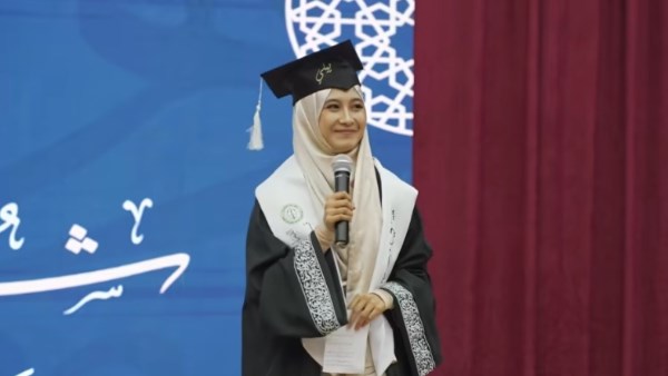 خريجة إندونيسية بالأزهر توجه رسالة شكر لأساتذتها وزميلاتها: هنا تعلمنا العلم والنور 