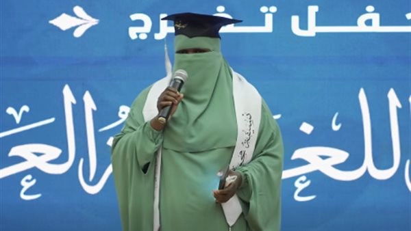 خريجة أوغندية خلال حفل تخرجها: “تمنينا أن نولد ناطقات بالعربية لكن الله عوضنا بالأزهر”