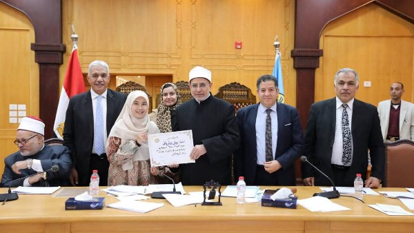 رئيس جامعة الأزهر يكرِّم الطالبة الإندونيسية «ييلي بوترياني»