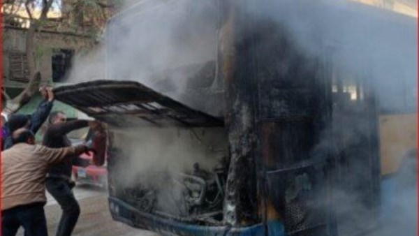 لحظة اطفاء النيران بالاتوبيس