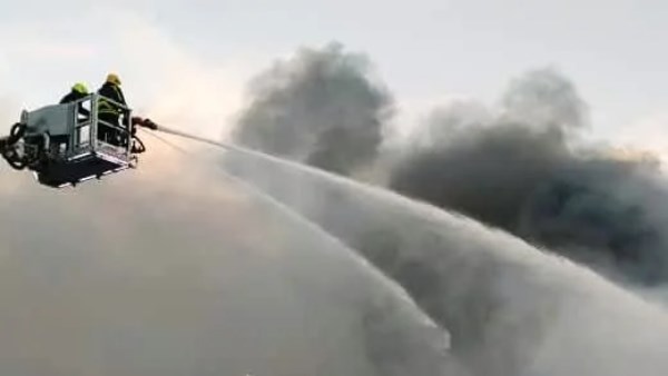 جانب من عمليات إخماد الحريق