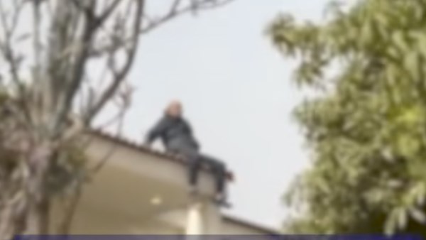 المتهم يهدد بالقفز من أعلي الفيلا