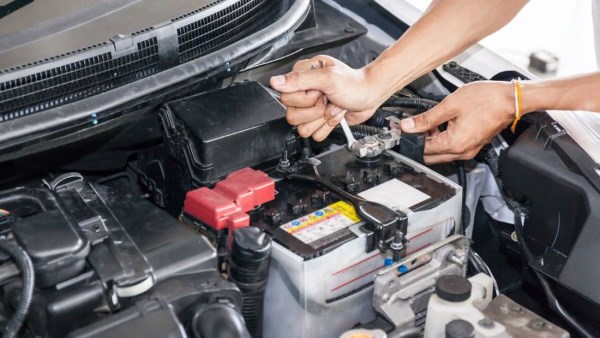صيانة بطارية السيارة
