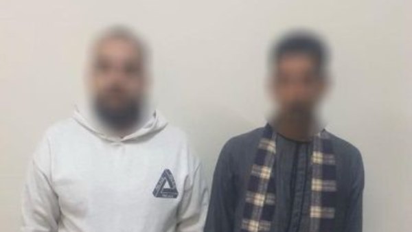 القبض على شخصين يجمعان بطاقات الناخبين بالمنيا