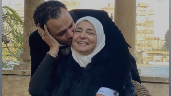 احمد خالد صالح ووالدتة