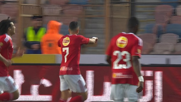 ناقد رياضي يتغزل بثلاثي الأهلي: بيفكرونا بميسي ونيمار وسواريز في برشلونة