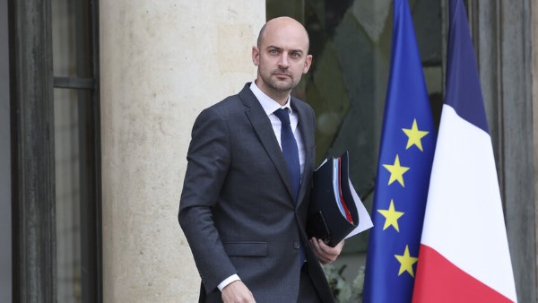 فرنسا: اعتقال الولايات المتحدة للرئيس الفنزويلي ضد القانون الدولي