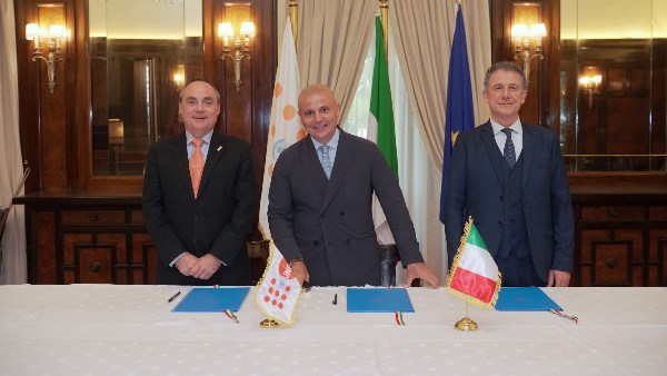 خلال التوقيع