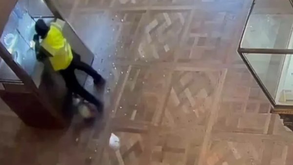 مشاهد من سرقة متحف اللوفر