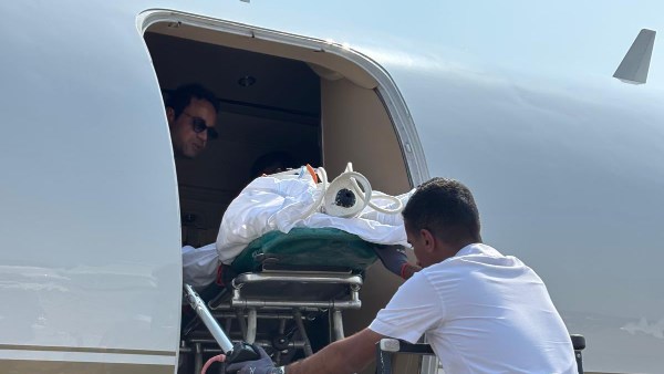 السفارة السعودية في تايلاند تنقل مواطن من بانكوك لتلقي العلاج في المملكة