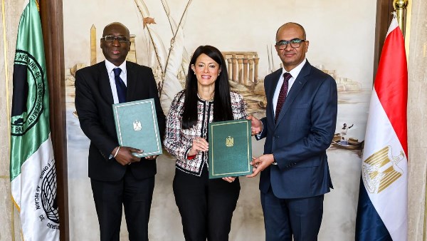 خلال التوقيع