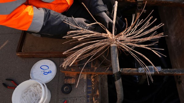 اقتحم مجهولون قاعدة للقوات الجوية البريطانية في مقاطعة كامبريدجشير شرق البلاد وسرقوا 56 طنا 