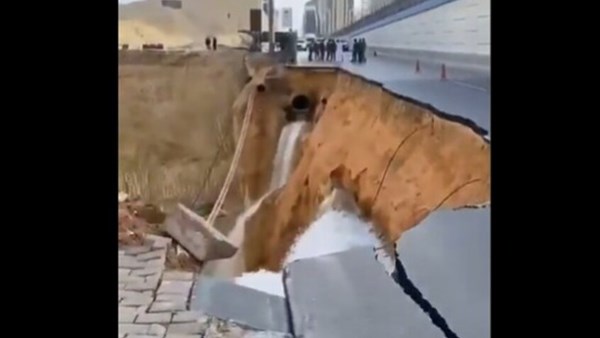 انهيار جزئي في أحد شوارع العاصمة السعودية الرياض.. فيديو