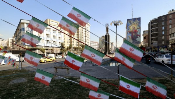 قائد الجيش الإيراني يحذر أمريكا و إسرائيل و يؤكد جاهزية القوات