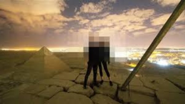 القصة الكاملة لواقعة الإسباني وصديقته بعد خلع ملابسهم أمام الأهرامات