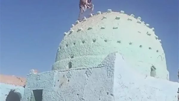 فيديو صادم في إدفو.. شاب يقتحم ضريح الشيخ أويس القرني بالفأس