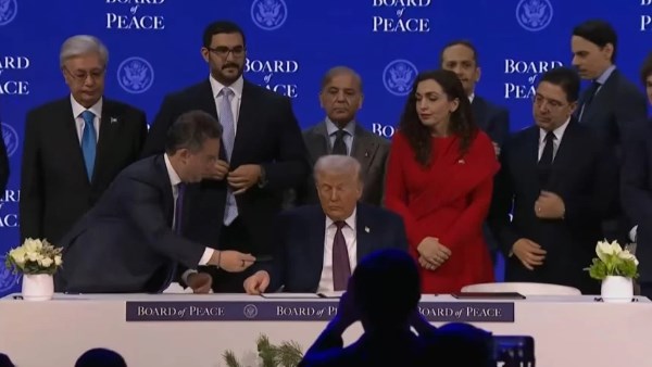 لحظة توقيع ميثاق إنشاء مجلس السلام بمشاركة الرئيس الأمريكي