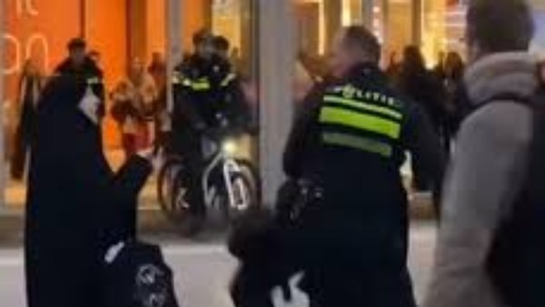  اعتداء شرطي هولندي على سيدتين محجبتين