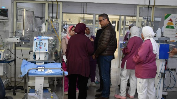 محافظ الفيوم يطمئن على حالة الأطفال المبتسرين بحضّانات الجمعية الشرعية بعد حدوث ماس كهربائي