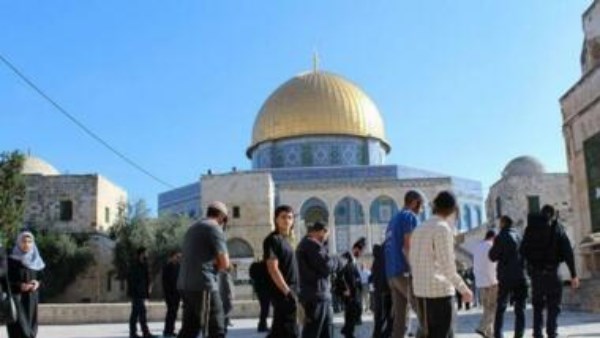 مستوطنون متطرفون يقتحمون المسجد الأقصى