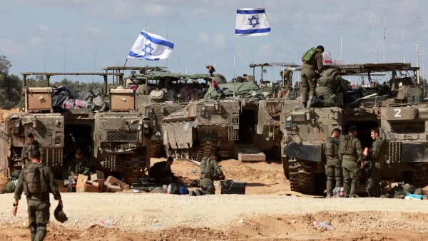 إعلام عبري: إسرائيل في حالة تأهب قصوى تحسبا لتدخل أمريكي في إيران