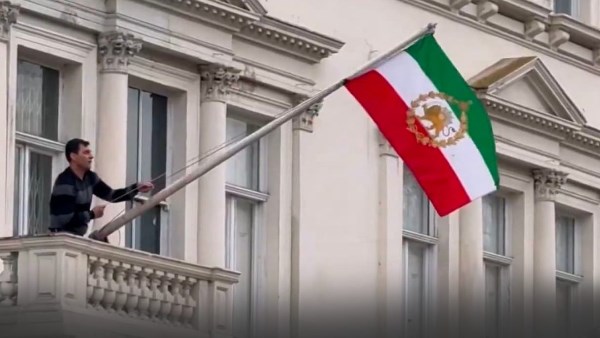 إيران تستدعي السفير البريطاني احتجاجا على حادثة استبدال علم سفارتها في لندن