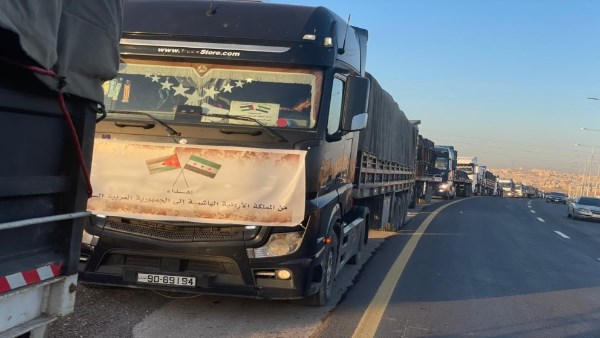 الأردن يرسل 51 شاحنة مساعدات إنسانية إلى سوريا
