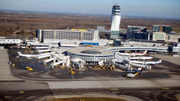 مطار فيينا يستأنف عمله بعد توقفه بسبب هطول جليد بكثافة