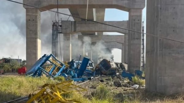 ارتفاع حصيلة ضحايا سقوط رافعة بناء على قطار ركاب في تايلاند إلى 32 قتيلا