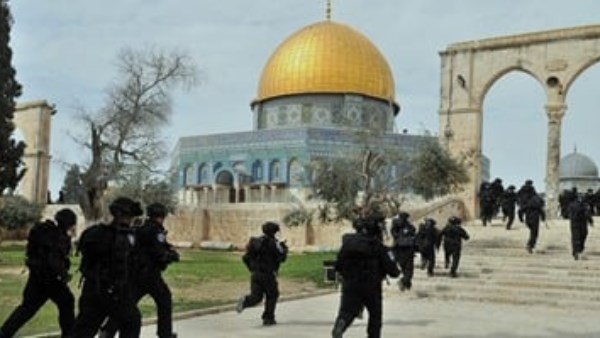 مئات المستوطنين يقتحمون باحات الأقصى