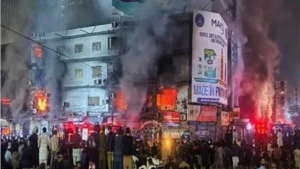 ارتفاع حصيلة ضحايا حريق بمركز تسوق في باكستان إلى 14 قتيلا و74 مفقودا