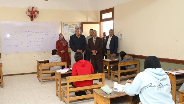 محافظ الوادي الجديد : دعم الطلاب المتفوقين وتكريم الأوائل تحفيزًا على مواصلة التفوق