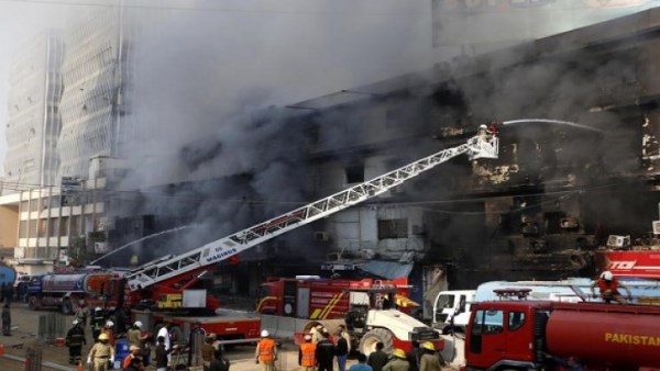 ارتفاع حصيلة ضحايا حريق بمركز تسوق في باكستان إلى 26 قتيلا