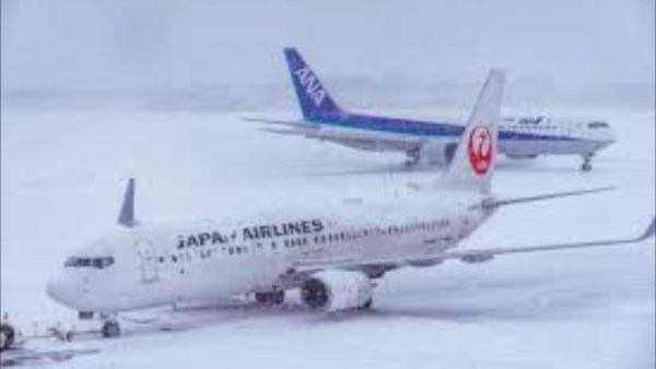 الثلوج الكثيفة والرياح القوية تجبر شركات الطيران في اليابان على إلغاء أكثر من 100 رحلة جوية