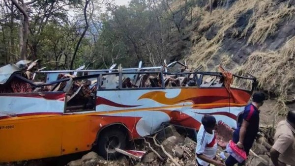 مقتل وإصابة 12 شخصا في حادث انقلاب شاحنة بباكستان