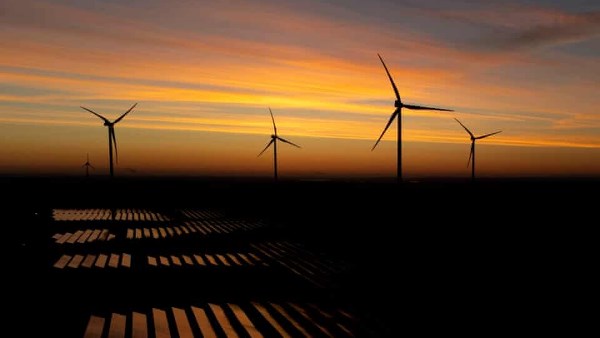 الرياح والطاقة الشمسية تتفوقان على الوقود الأحفوري في توليد الكهرباء داخل الاتحاد الأوروبي خلال 2025