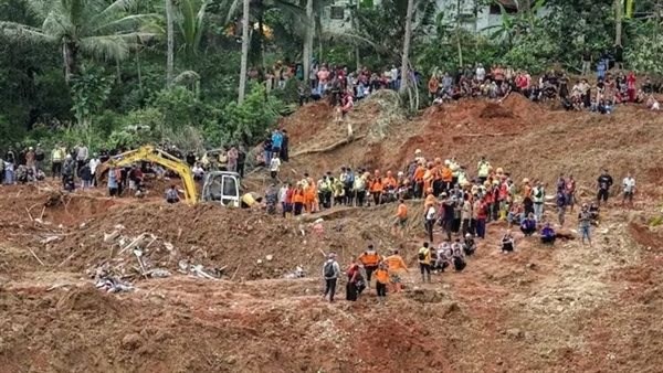 استئناف عمليات البحث عن المفقودين جراء الانهيار الأرضي الأخير في إندونيسيا