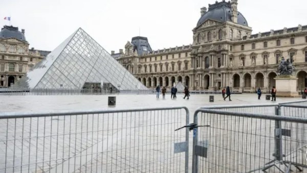 متحف "اللوفر" بباريس يغلق أبوابه مجددا بسبب إضراب موظفيه