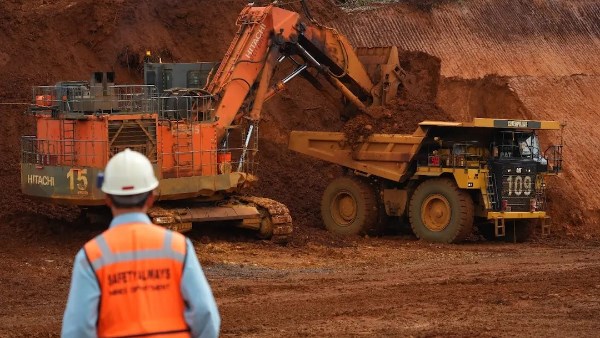 أسهم شركات التعدين الآسيوية ترتفع بدعم صعود المعادن وضعف الدولار