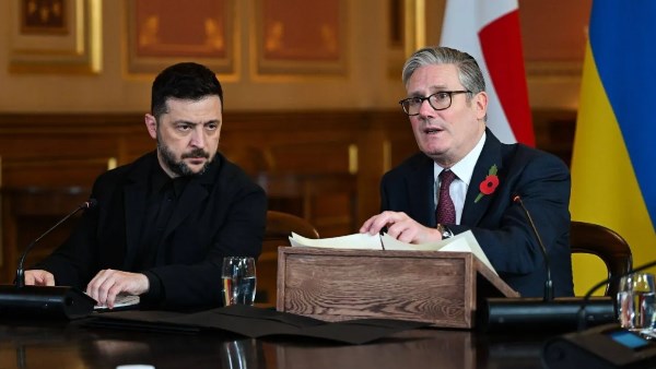 ستارمر يجري محادثات هاتفية مع زيلينسكي