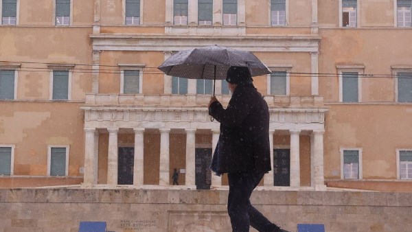 رياح قوية وأمطار غزيرة تضرب أجزاء من اليونان وتعطل بعض خدمات العبّارات