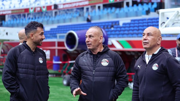 تحركات أخيرة لمنتخب مصر قبل مواجهة السنغال .. تفقد أرضية الملعب