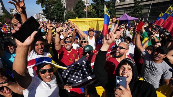 مئات الفنزويليون حول العالم يحتفلون 