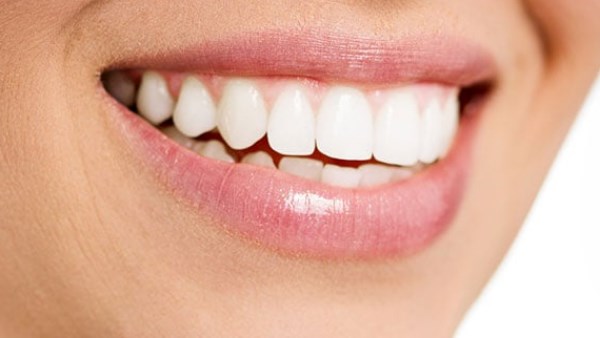 القاتل الصامت لابتسامتك.. كيف يحوّل التوتر ضغط الأسنان إلى أزمة صحية؟